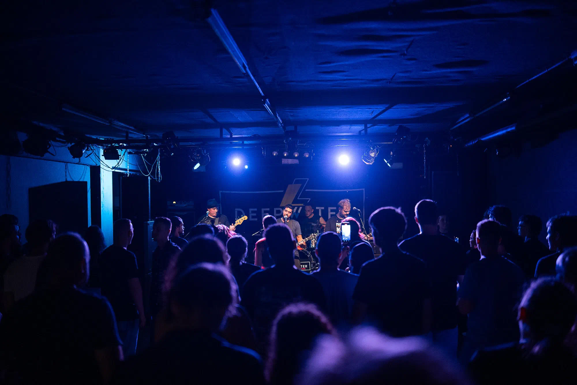 Deepwater Survival live bei der Album-Release-Party, Publikum vor der blau beleuchteten Bühne